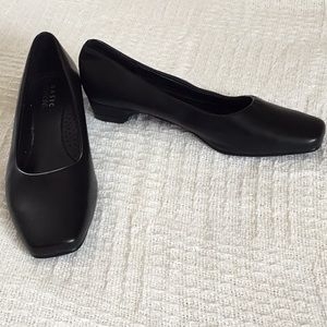 NWOT ladies size 6 1/2 wide shoes. Never worn